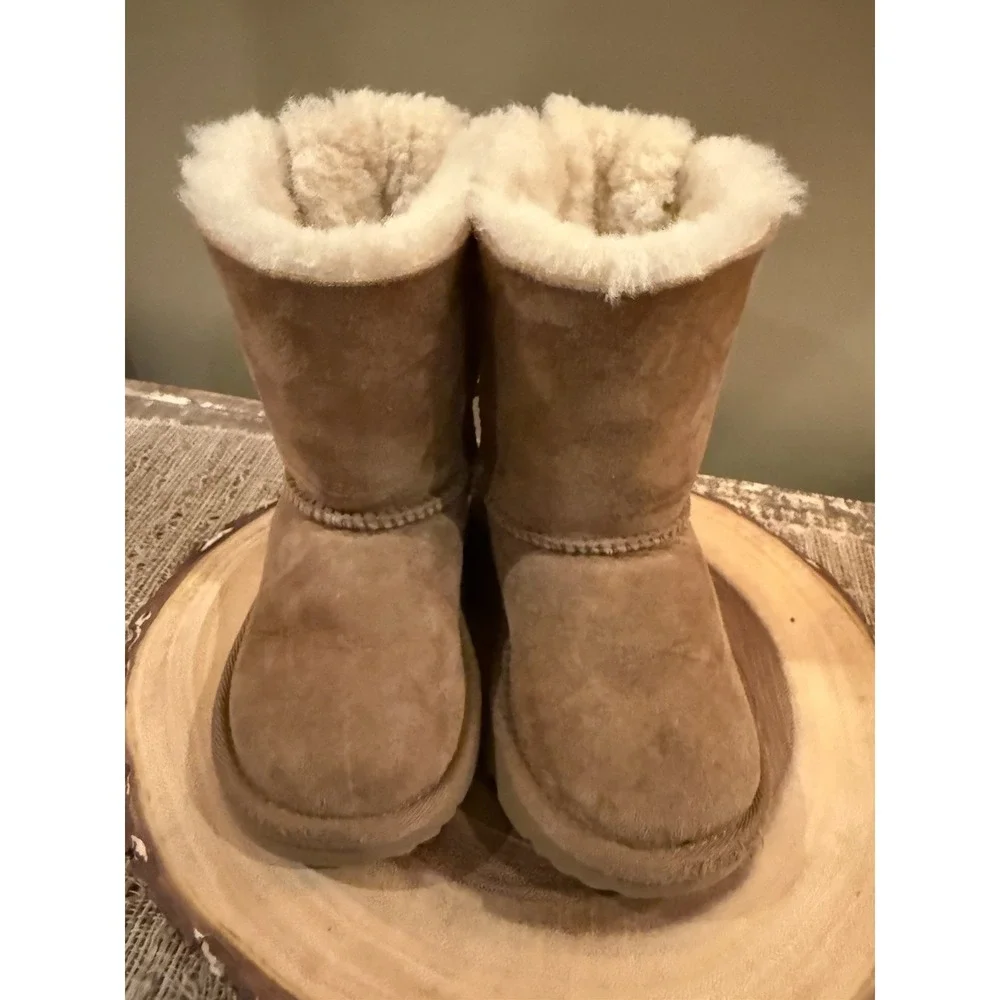 UGG Kids Bailey Bow Boots Chestnut Sheepskin Fur‎ Lined 1017394T SZ-8C